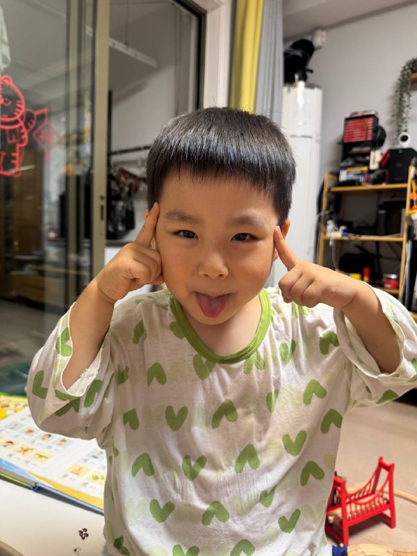 做鬼脸一定要妈妈拍照做鬼脸一定要妈妈拍照