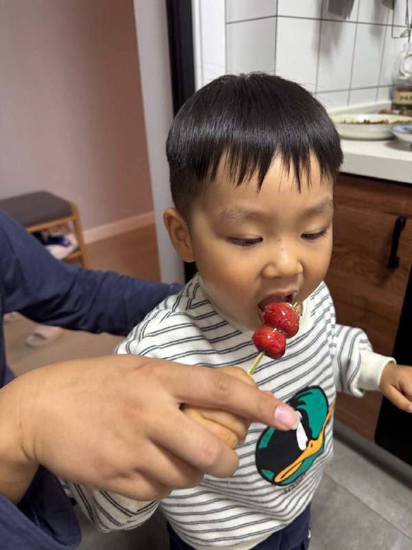 #美食 今天吃糖葫芦了 不过妈妈👩做糖葫芦的时候把大拇指烫出一个水泡