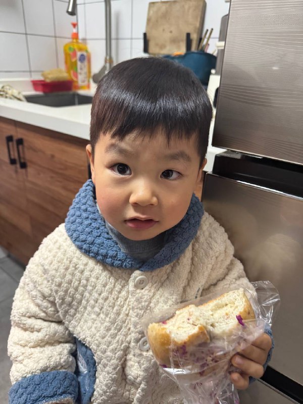 一早上就耍脾气，妈妈使出杀手锏面包攻击一早上就耍脾气，妈妈使出杀手锏面包攻击