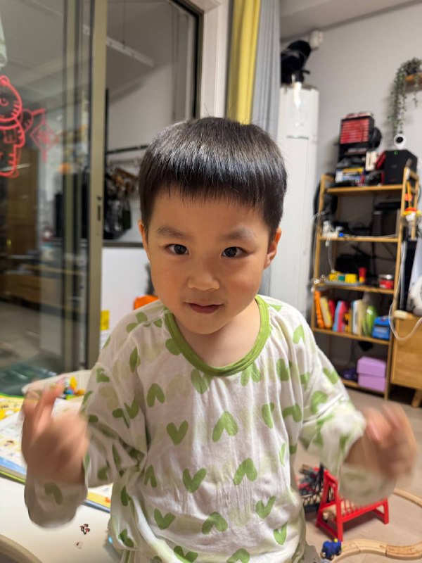 做鬼脸一定要妈妈拍照做鬼脸一定要妈妈拍照