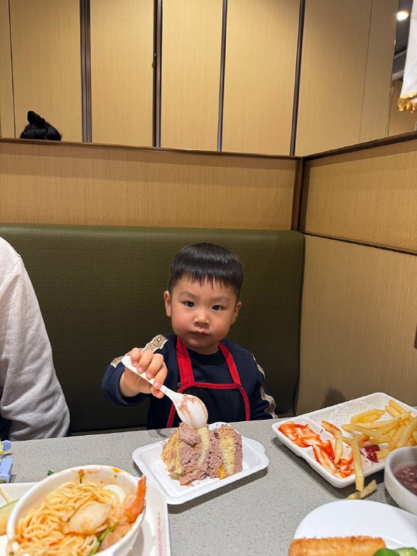 #美食 妈妈过生日 我趁机吃一块大蛋糕 巧克力味的 11.08#美食 妈妈过生日 我趁机吃一块大蛋糕 巧克力味的 11.08