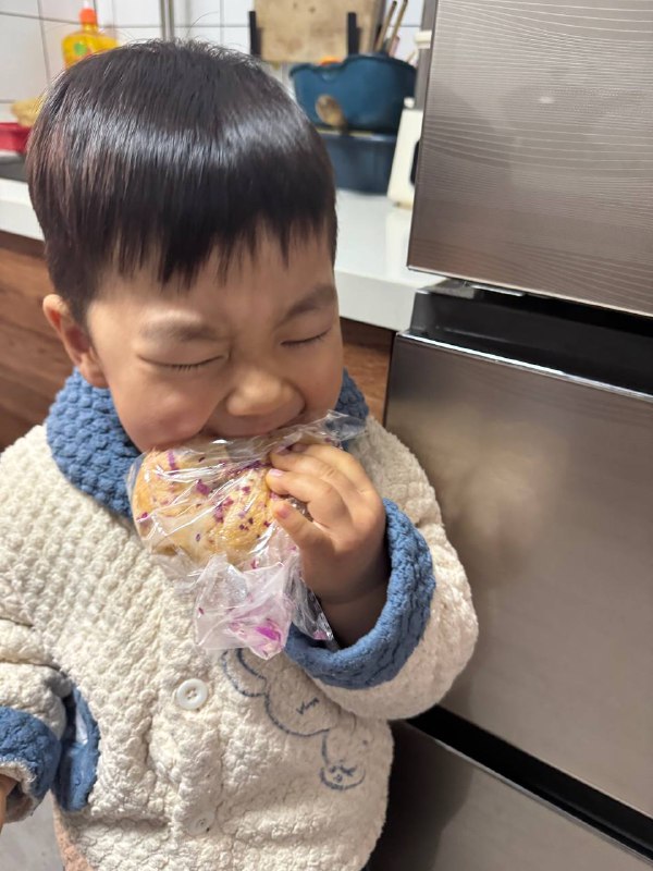 一早上就耍脾气，妈妈使出杀手锏面包攻击一早上就耍脾气，妈妈使出杀手锏面包攻击
